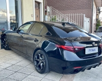Alfa Romeo Giulia 2.2 Turbo diesel 190CV AT8 B-Tech Blak Edition Pak esterno Veloce “Pak sport - Cerchi da 19°- Pinze Brembo gialle - Assetto sportivo - Navi - Telecamera - Fari BI-Xenon Led - vetri privacy - paraurti modello veloce sport”