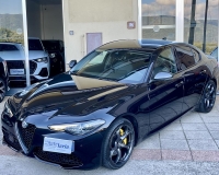 Alfa Romeo Giulia 2.2 Turbo diesel 190CV AT8 B-Tech Blak Edition Pak esterno Veloce “Pak sport - Cerchi da 19°- Pinze Brembo gialle - Assetto sportivo - Navi - Telecamera - Fari BI-Xenon Led - vetri privacy - paraurti modello veloce sport”