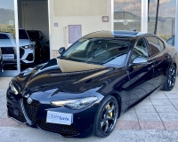 Alfa Romeo Giulia 2.2 Turbo diesel 190CV AT8 B-Tech Blak Edition Pak esterno Veloce “Pak sport - Cerchi da 19°- Pinze Brembo gialle - Assetto sportivo - Navi - Telecamera - Fari BI-Xenon Led - vetri privacy - paraurti modello veloce sport”