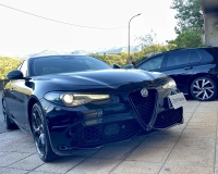 Alfa Romeo Giulia 2.2 Turbo diesel 190CV AT8 B-Tech Blak Edition Pak esterno Veloce “Pak sport - Cerchi da 19°- Pinze Brembo gialle - Assetto sportivo - Navi - Telecamera - Fari BI-Xenon Led - vetri privacy - paraurti modello veloce sport”