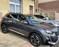 Peugeot 2008 1.5 bluehdi Allure Pack s&s 130cv EAT8 Automatica "Retrocamera - vetri privacy - pack black - cerchi lega - Fari LED" (Auto Aziendale fatturabile con iva deducibile pari al nuovo)