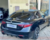 Alfa Romeo Giulia 2.2 Turbo diesel 190CV AT8 B-Tech Blak Edition Pak esterno Veloce “Pak sport - Cerchi da 19°- Pinze Brembo gialle - Assetto sportivo - Navi - Telecamera - Fari BI-Xenon Led - vetri privacy - paraurti modello veloce sport”