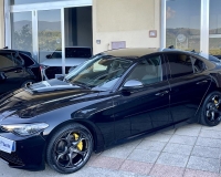 Alfa Romeo Giulia 2.2 Turbo diesel 190CV AT8 B-Tech Blak Edition Pak esterno Veloce “Pak sport - Cerchi da 19°- Pinze Brembo gialle - Assetto sportivo - Navi - Telecamera - Fari BI-Xenon Led - vetri privacy - paraurti modello veloce sport”