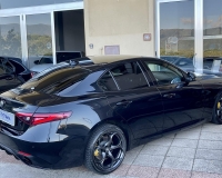 Alfa Romeo Giulia 2.2 Turbo diesel 190CV AT8 B-Tech Blak Edition Pak esterno Veloce “Pak sport - Cerchi da 19°- Pinze Brembo gialle - Assetto sportivo - Navi - Telecamera - Fari BI-Xenon Led - vetri privacy - paraurti modello veloce sport”