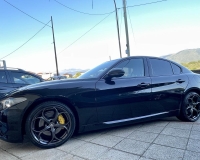 Alfa Romeo Giulia 2.2 Turbo diesel 190CV AT8 B-Tech Blak Edition Pak esterno Veloce “Pak sport - Cerchi da 19°- Pinze Brembo gialle - Assetto sportivo - Navi - Telecamera - Fari BI-Xenon Led - vetri privacy - paraurti modello veloce sport”