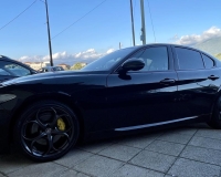 Alfa Romeo Giulia 2.2 Turbo diesel 190CV AT8 B-Tech Blak Edition Pak esterno Veloce “Pak sport - Cerchi da 19°- Pinze Brembo gialle - Assetto sportivo - Navi - Telecamera - Fari BI-Xenon Led - vetri privacy - paraurti modello veloce sport”