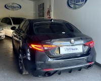 Alfa Romeo Giulia 2.2 Turbo diesel 190CV AT8 B-Tech Blak Edition Pak esterno Veloce “Pak sport - Cerchi da 19°- Pinze Brembo gialle - Assetto sportivo - Navi - Telecamera - Fari BI-Xenon Led - vetri privacy - paraurti modello veloce sport”