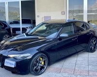 Alfa Romeo Giulia 2.2 Turbo diesel 190CV AT8 B-Tech Blak Edition Pak esterno Veloce “Pak sport - Cerchi da 19°- Pinze Brembo gialle - Assetto sportivo - Navi - Telecamera - Fari BI-Xenon Led - vetri privacy - paraurti modello veloce sport”