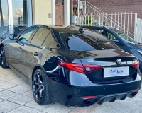 Alfa Romeo Giulia 2.2 Turbo diesel 190CV AT8 B-Tech Blak Edition Pak esterno Veloce “Pak sport - Cerchi da 19°- Pinze Brembo gialle - Assetto sportivo - Navi - Telecamera - Fari BI-Xenon Led - vetri privacy - paraurti modello veloce sport”
