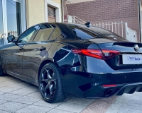 Alfa Romeo Giulia 2.2 Turbo diesel 190CV AT8 B-Tech Blak Edition Pak esterno Veloce “Pak sport - Cerchi da 19°- Pinze Brembo gialle - Assetto sportivo - Navi - Telecamera - Fari BI-Xenon Led - vetri privacy - paraurti modello veloce sport”