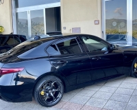 Alfa Romeo Giulia 2.2 Turbo diesel 190CV AT8 B-Tech Blak Edition Pak esterno Veloce “Pak sport - Cerchi da 19°- Pinze Brembo gialle - Assetto sportivo - Navi - Telecamera - Fari BI-Xenon Led - vetri privacy - paraurti modello veloce sport”